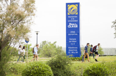estudiantes en el campus de la Universidad Pablo de Olavide
