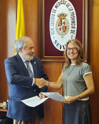Alfonso Carmona y Laura López de la Cruz tras la firma del convenio