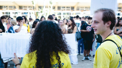 Estudiantes 'lazarillos' guían al nuevo alumnado de la UPO por el campus