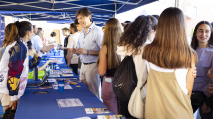 Francisco Oliva vistia los estands de las Jornadas de Bienvenida