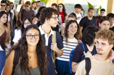 Estudiantes llegan al campus UPO