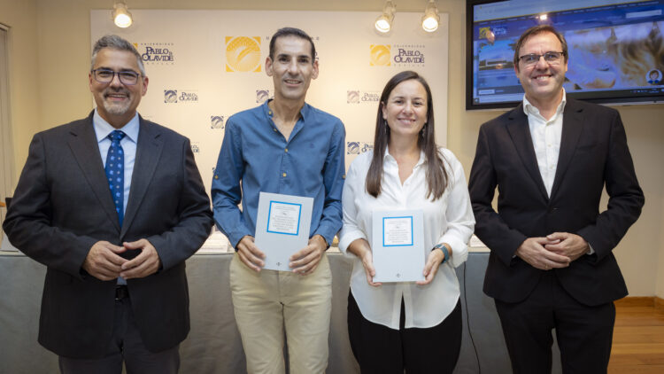 Evaristo Barrera, Antonio Iáñez, Auxiliadora González y Juan Miguel Gómez en la presentación del libro
