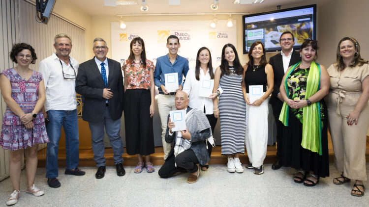 Foto de familia de los autores del libro 'Fundamentos del Trabajo Social: introducción a una disciplina científica y una profesión'