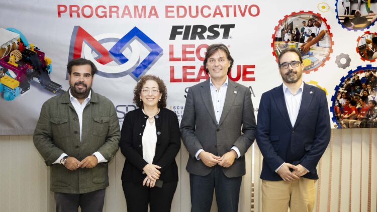 Iván Pestaña, Pilar Moreno, Francisco Oliva y Luis Merino en la presentación de FIRST LEGO League Sevilla