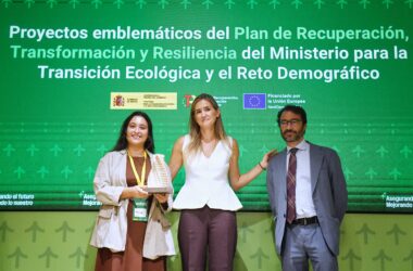 Claudia de Sas de la Fundación RIA con el reconocimiento entregado por Sara Aegesen