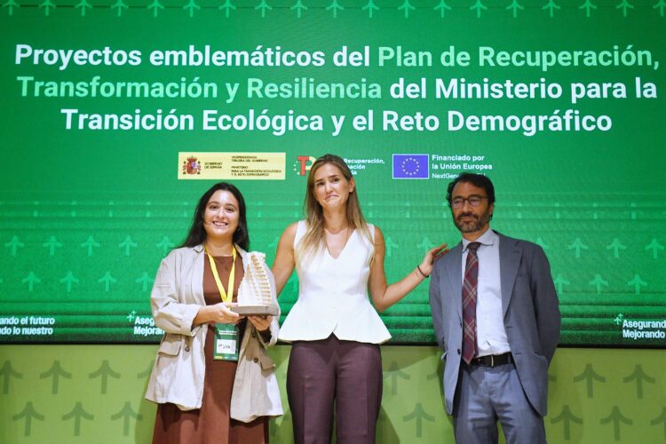 Claudia de Sas de la Fundación RIA con el reconocimiento entregado por Sara Aegesen