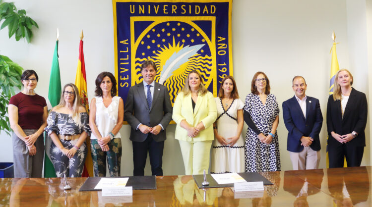 Firma del convenio UPO-Empresarias Sevillanas (foto de familia)