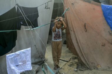 Gazatíes desplazados a las escuelas de UNRWA de Khan Yunis desde Ciudad de Gaza, siguiendo las órdenes del ejército israelí en preparación para una operación y ocupación terrestre, el 7 de septiembre de 2025. Anas-Mohammed/Shutterstock