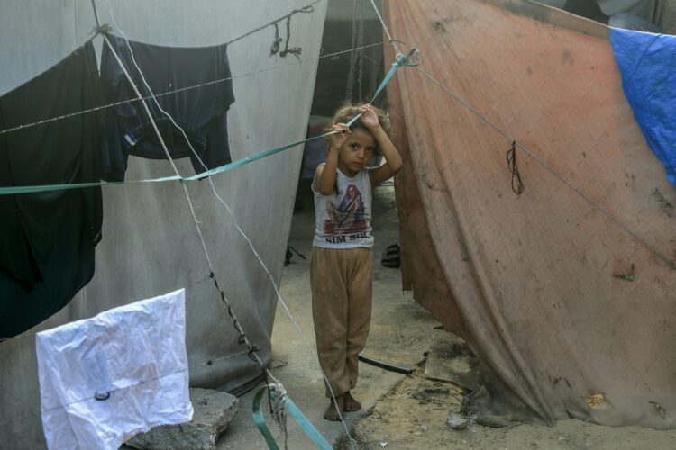 Gazatíes desplazados a las escuelas de UNRWA de Khan Yunis desde Ciudad de Gaza, siguiendo las órdenes del ejército israelí en preparación para una operación y ocupación terrestre, el 7 de septiembre de 2025. Anas-Mohammed/Shutterstock