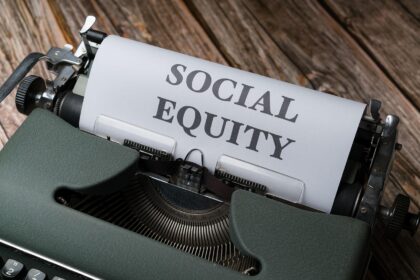Social Equality (texto en una máquina de escribir)