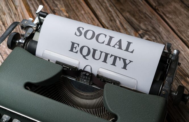 Social Equality (texto en una máquina de escribir)