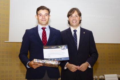José M. Muñoz, premiado por su TFG, con Francisco Oliva
