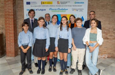 Estudiantes premiados del colegio Buen Pastor de Sevilla y el IES Olivar de La Motilla.