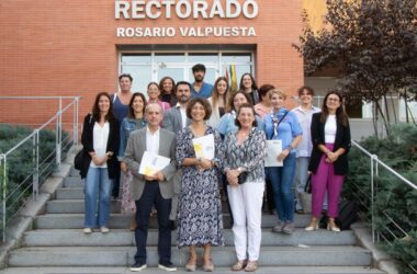 Representantes de Grupo Scout Spoletinum 725, Fundación Centro Girasol, Amigos de los Mayores, Fundación Cudeca, Down Sevilla, Fundación José Manuel Lara, Asociación Engloba y Asociación de Enfermos y Familiares con Hipertensión Intracraneal Idiopática Pseudotumor Cerebri, con la vicerrectora de Cultura y Políticas Sociales de la UPO