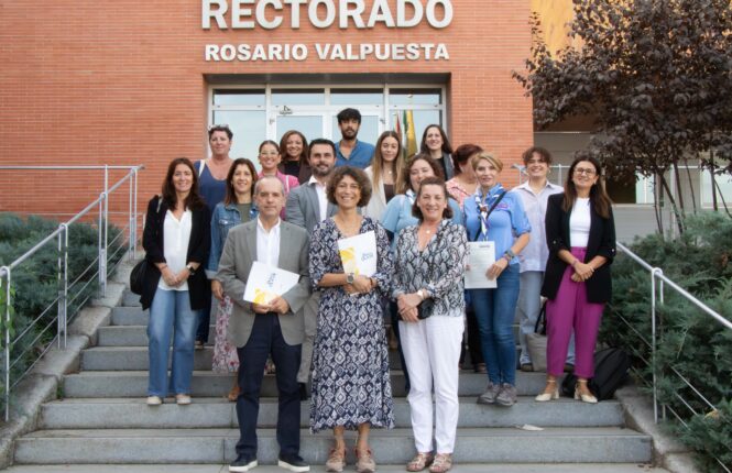 Representantes de Grupo Scout Spoletinum 725, Fundación Centro Girasol, Amigos de los Mayores, Fundación Cudeca, Down Sevilla, Fundación José Manuel Lara, Asociación Engloba y Asociación de Enfermos y Familiares con Hipertensión Intracraneal Idiopática Pseudotumor Cerebri, con la vicerrectora de Cultura y Políticas Sociales de la UPO