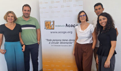 Equipo del grupo Interglosia en la sede de la Federación Andalucía Acoge en Sevilla (Mariana Relinque, Francisco J. Vigier, Estela Martín, Reda Hafidi y Nazanin Lajevardi, miembros del grupo Interglosia)