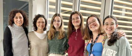 Rosa M. Soler, segunda por la izquierda, con su equipo del IRBLleida