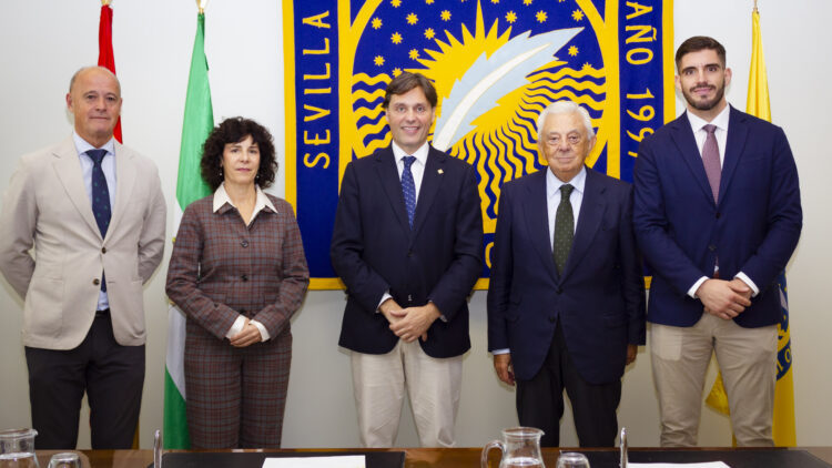 Asistentes a la firma entre la Pablo de Olavide y la Cámara de Comercio
