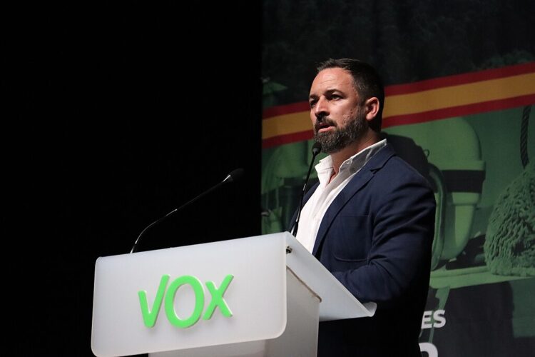 Santiago Abascal en un mitin en Vigo | Contando Estrelas, CC BY-SA 2.0 <https://creativecommons.org/licenses/by-sa/2.0>, via Wikimedia Commons