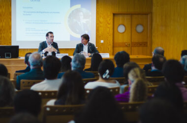 Carlos Cuerpo y Francisco Oliva durante el encuentro 'El momento de España en un mundo incierto'