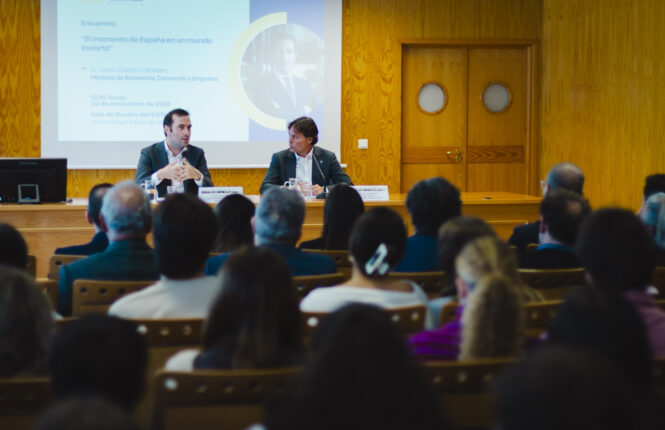 Carlos Cuerpo y Francisco Oliva durante el encuentro 'El momento de España en un mundo incierto'