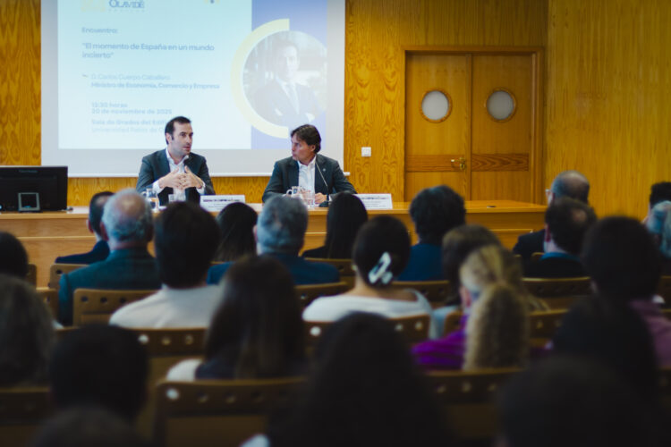 Carlos Cuerpo y Francisco Oliva durante el encuentro 'El momento de España en un mundoincierto'
