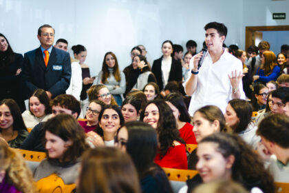Encuentro de estudiantes de la Facultad de Empresariales con el ministro Cuerpo