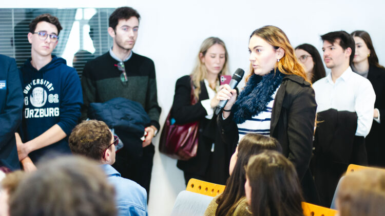 Encuentro de estudiantes de la Facultad de Empresariales con el ministro Cuerpo