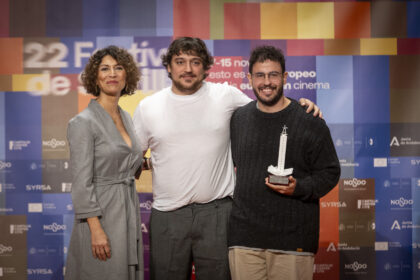 Charlie García y Gonzalo Ruiz, reciben el Premio de manos de Laura Gómez