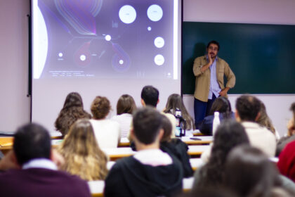 Eduardo Saldaña durante el encuentro de EOM con estudiantes