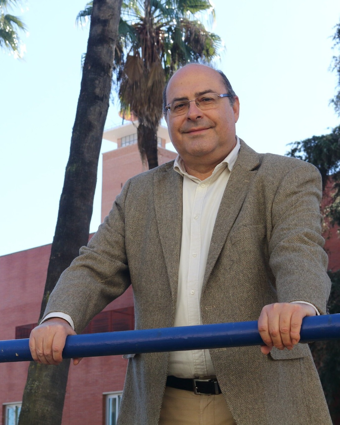 📚 Nos alegra compartir que nuestro catedrático de Historia del Arte, Francisco Ollero Lobato, ha sido galardonado con el premio Archivo Hispalense 2025 de la @dipusevi , en la sección de Arte, por su monografía Juan Lizasoain, decorador y escenógrafo en la Andalucía del siglo XIX.

Su obra pone en valor la figura de Juan Lizasoain, un artista hasta ahora poco reconocido pero fundamental para comprender la evolución de las artes visuales en Andalucía durante la primera mitad del siglo XIX. A través de una exhaustiva investigación en archivos, centros de documentación y hemerotecas, el profesor Ollero reconstruye su trayectoria y ofrece un catálogo completo de su producción artística.

El jurado ha destacado la brillante aportación de esta monografía al estudio de la escenografía, la decoración de interiores y la arquitectura efímera del periodo, así como la capacidad del autor para proyectar toda una época mediante la figura del escenógrafo, mostrando la rica interconexión entre teatro, música, decoración y vida social.

Gracias a este trabajo, se integran y reinterpretan claves de la historia contemporánea, social, política y festiva de Sevilla, ofreciendo un análisis de gran valor para la comunidad investigadora y para la historia del arte.

¡Enhorabuena profesor! 👏

#Premio #HistoriadelArte #HumanidadesUPO