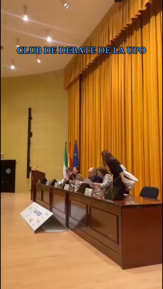 🎬 ¡Continúa el Concurso de Vídeos de Presentación de Asociaciones UPO! 

🧏‍♀️ Un concurso destinado a fomentar la participación de nuestro estudiantado y la visibilidad de las asociaciones estudiantiles de la Universidad Pablo de Olavide, promoviendo la creatividad y la implicación de la comunidad en la vida universitaria a través de redes sociales.

🎁 Además, ¡puedes ganar un premio! 

Participa en el sorteo de cada reel siguiendo estos pasos:

1️⃣ Sigue a @pablodeolavide y a la asociación del vídeo.
2️⃣ Dale like a la publicación.
3️⃣ Comenta etiquetando a alguien. Cada comentario = una participación.

Podrás participar en el concurso desde la fecha de publicación del reel hasta el próximo viernes a las 23:59h.

El premio del sorteo: un kit de invierno de la UPO (sudadera, paraguas y bolsa) 👕🌂🛍

Los sorteos se realizarán mediante la aplicación AppSorteos entre quienes participen y anunciaremos el nombre de la persona ganadora en nuestro perfil de Instagram.

Además, la asociación cuyo reel reciba más like durante la semana (el recuento se cerrará el viernes a las 23:59 horas) ganará un bono de 100 € para consumiciones en alguno de los servicios de restauración-cafetería de la UPO, en el marco de alguna actividad de la asociación.

Esta semana continuamos con el video presentación de la asociación estudiantil CLUB DE DEBATE de la UPO:
.................

🗣️ ¿Qué pasa cuando se juntan las ganas de debatir, de hablar en público y de conocer gente nueva? Que te vienes a CDUPO a pasártelo genial.

En este vídeo os contamos brevemente en qué consiste formar parte de nuestro club y las actividades que podrías hacer como socio. 

¡Os esperamos! 

No hables, convence.
..................

👀 Quédate por aquí, porque seguiremos presentando cada semana a otras asociaciones de nuestra comunidad universitaria.

#AsociacionesUPO #concurso #vidauniversitaria #LaOlavideEresTú