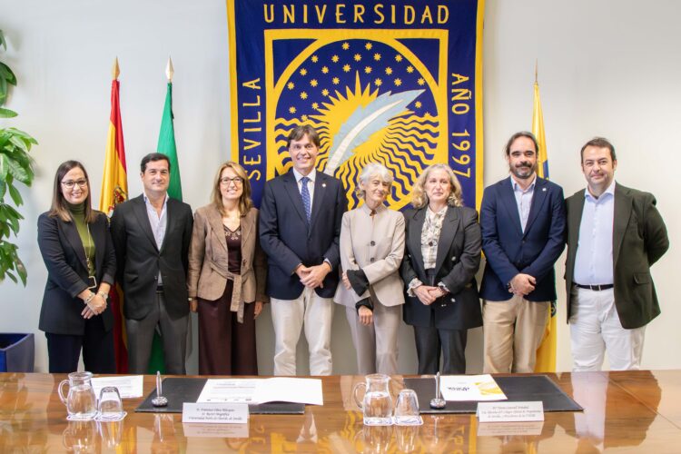Representantes de la Universidad y del COAS tras la firma del convenio entre ambas entidades