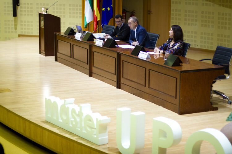 Imagen https://www.upo.es/diario/wp-content/uploads/2025/11/Inaug-Masteres-2025-26-5818-750x500.jpg