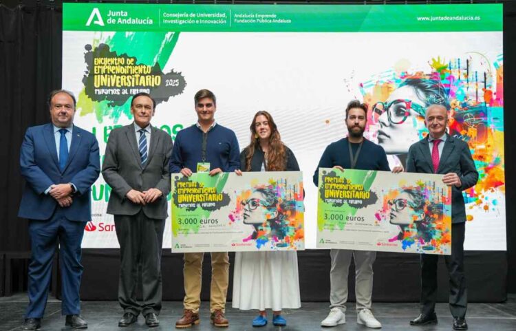 El rector de la UCA y el consejero de Universidades con los ganadores deI I Premio de Emprendimiento Universitario 2025