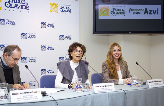 Raúl Álvarez, Laura Gómez y Pilar Kraan durante la presentación de las Ayudas