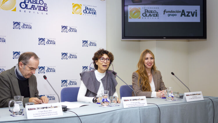 Raúl Álvarez, Laura Gómez y Pilar Kraan durante la presentación de las Ayudas