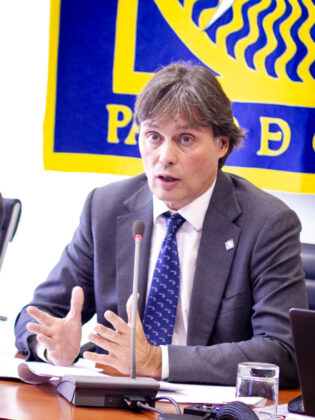 Francisco Oliva durante el Consejo de Gobierno