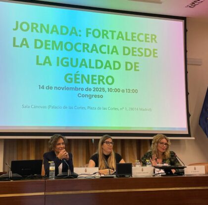 De izquierda a derecha: Lina Gálvez, Cristina Hernández y Antonia Ruiz.