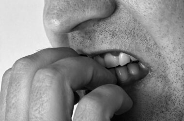 imagen detalle que muestra a un hombre mordiéndose las uñas