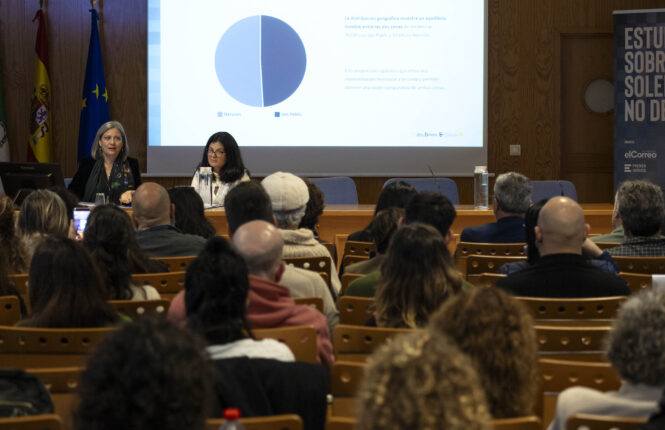 Rosa M. Varela y Verónica Plata durante la presentación del Estudio