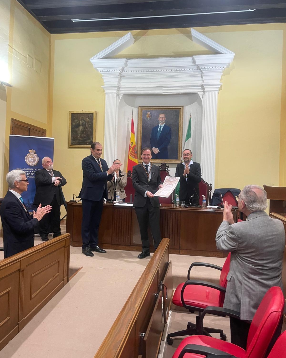 🎖️ Queremos dar la enhorabuena al profesor Juan Manuel Moreno Díaz, del Departamento de Derecho Privado, por su nombramiento como Académico Correspondiente por Osuna de la Real Academia de Ciencias, Bellas Artes y Buenas Letras ‘Luis Vélez de Guevara’ de Écija.

El acto de ingreso se celebró el pasado viernes en el Museo Histórico Municipal de Écija, en una ceremonia presentada por Francisco Fernández-Pro Ledesma, Académico Numerario de la institución.

Durante el mismo, el profesor Moreno Díaz pronunció el discurso titulado 'El binomio Osuna-Écija: conexiones y potencialidades', en el que analizó las relaciones históricas, sociales y de desarrollo entre ambos municipios.

Un merecido reconocimiento a su trayectoria académica y a su compromiso con la investigación y el territorio. 

¡Felicidades! 👏

#TalentoUPO #DerechoPrivado