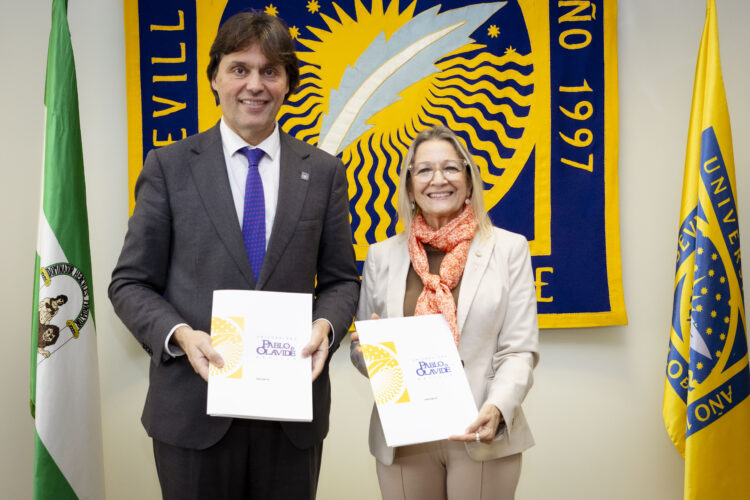 Francisco Oliva y Carmen Tovar tras la firma del acuerdo