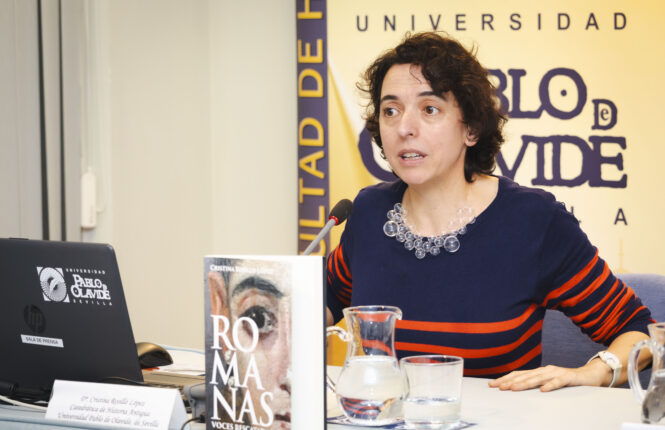 Cristina Rosillo en una conferencia con motivo del 11F.