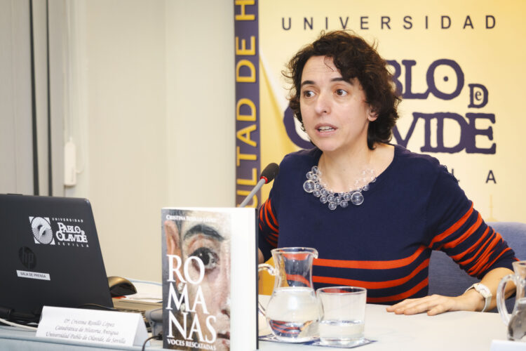 Cristina Rosillo en una conferencia con motivo del 11F.