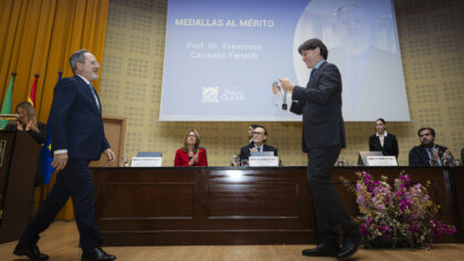 Francisco Carrasco recibe la Medalla al Mérito