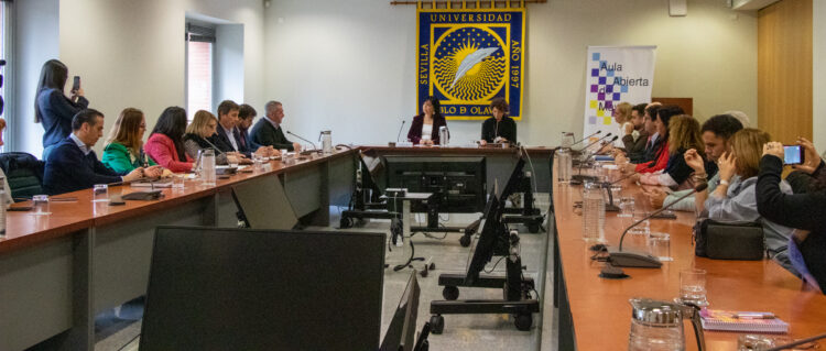 Laura Gómez y Manuela Domínguez con representantes de los municipios que participan en el Aula de Mayores