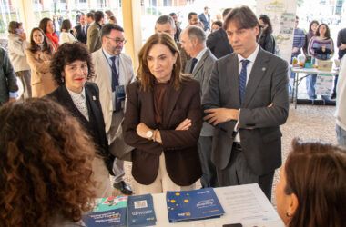 Amapola Povedano, Beatriz Barranco y Francisco Oliva visitan los stands de la Feria de Empleo
