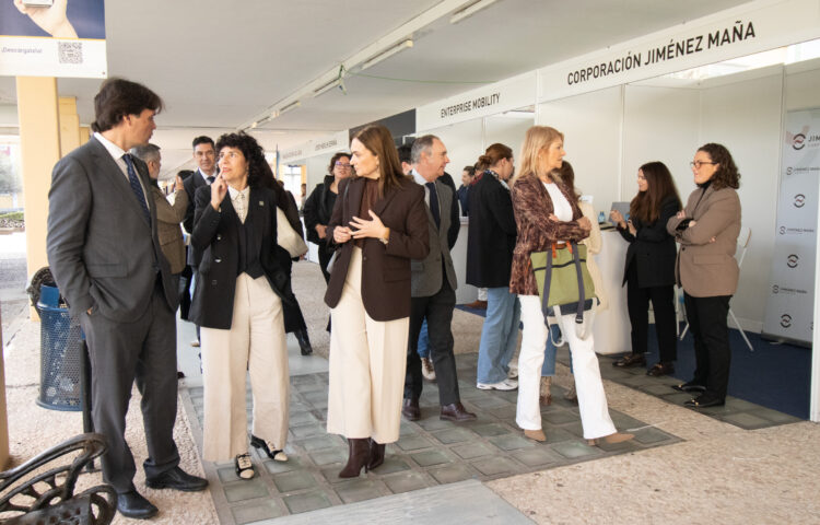 Francisco Oliva, Beatriz Barranco y Amapola Povedano en la visita a los stands.