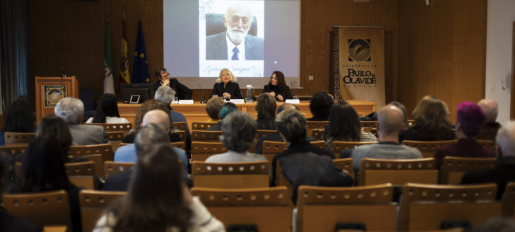 Carmen Monreal realizó la semblanza académica del Dr. Musitu Ochoa